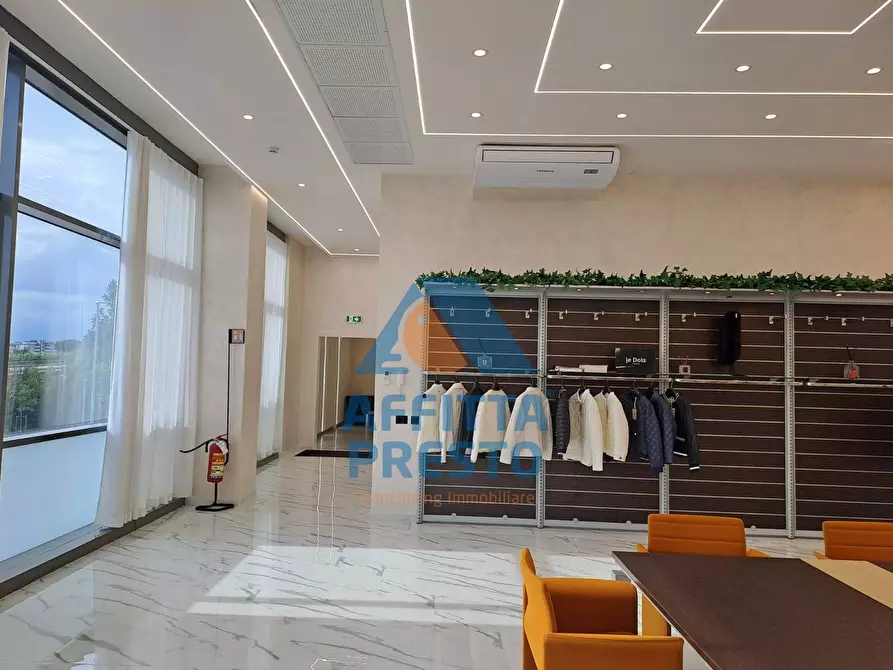 Immagine 21 di Attività commerciale in affitto  a Prato