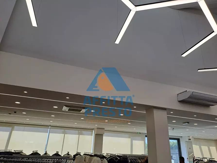 Immagine 22 di Attività commerciale in affitto  a Prato