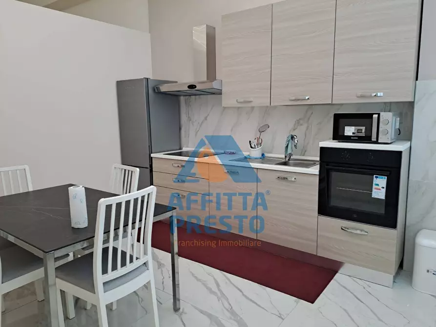 Immagine 24 di Attività commerciale in affitto  a Prato