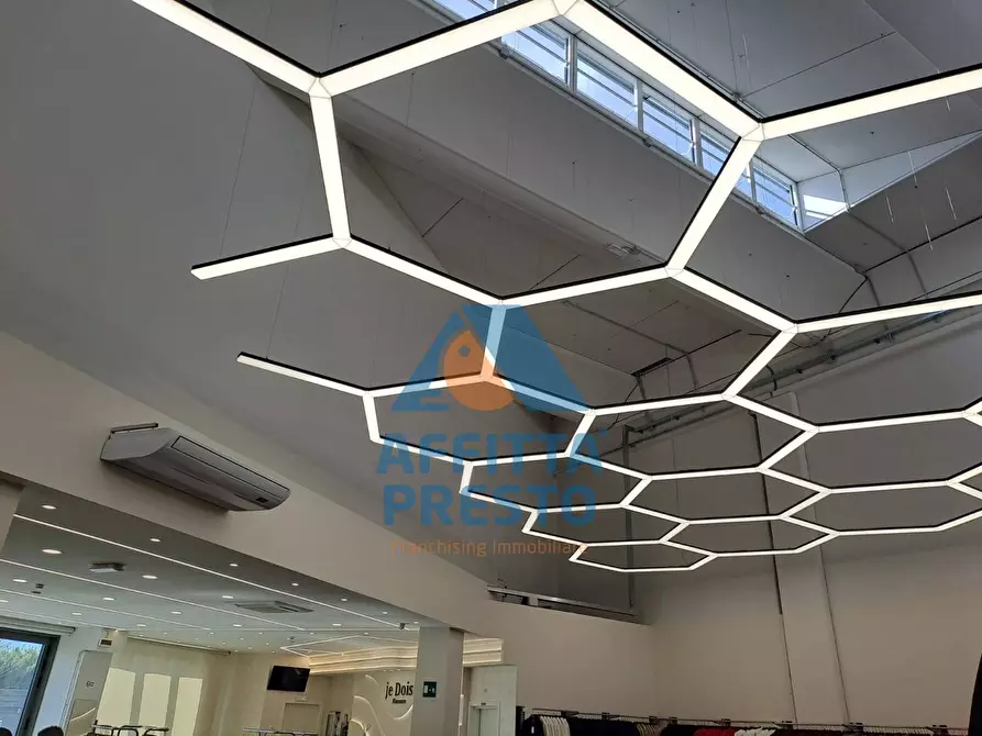 Immagine 25 di Attività commerciale in affitto  a Prato