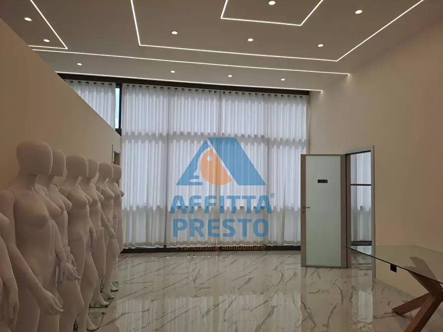 Immagine 26 di Attività commerciale in affitto  a Prato