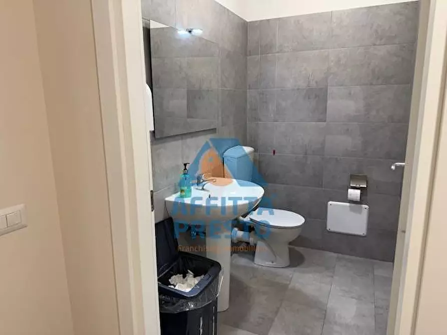 Immagine 28 di Attività commerciale in affitto  a Prato