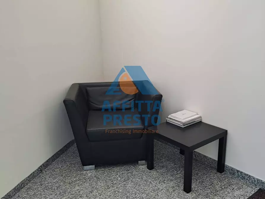 Immagine 29 di Attività commerciale in affitto  a Prato