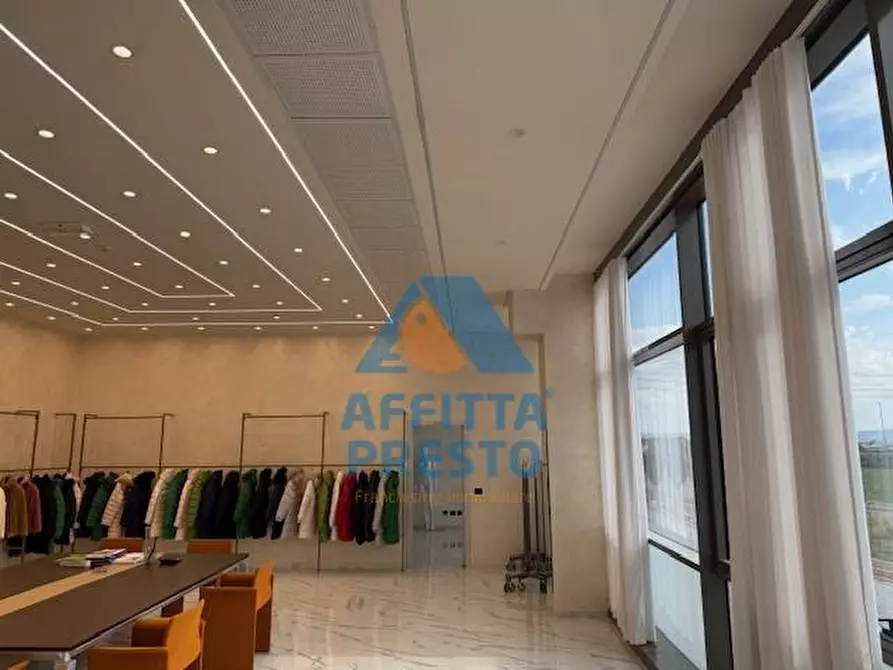 Immagine 30 di Attività commerciale in affitto  a Prato