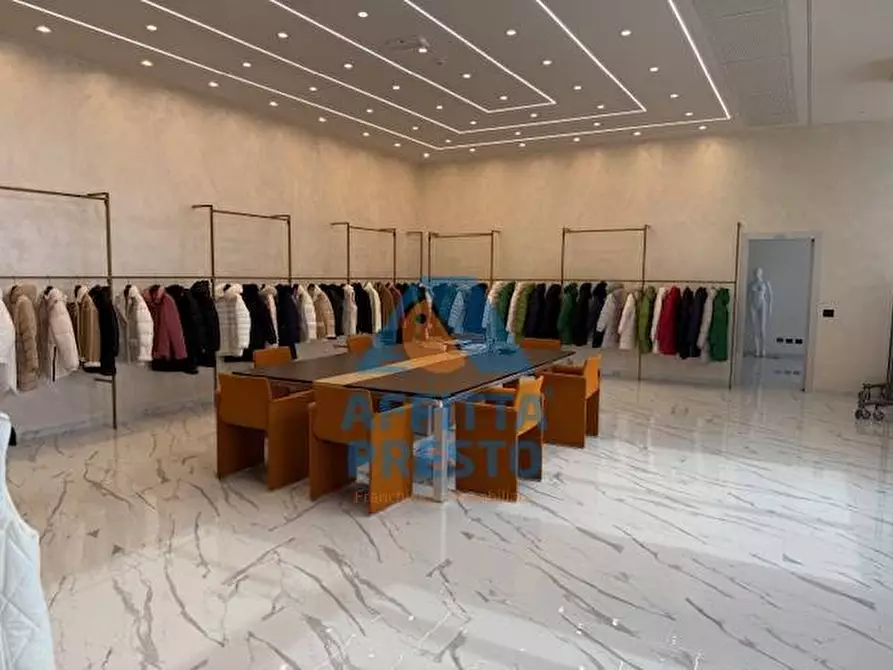 Immagine 33 di Attività commerciale in affitto  a Prato