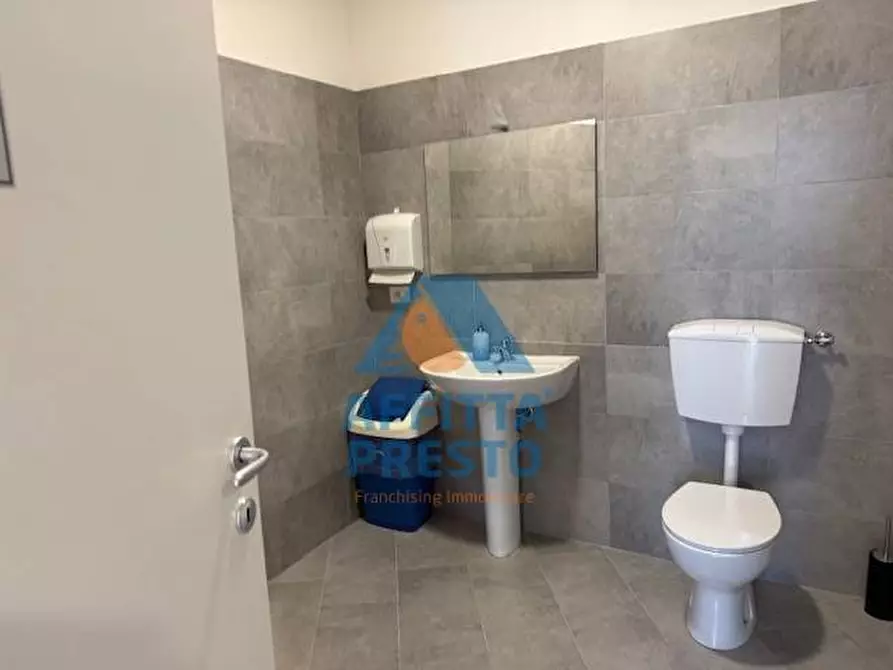 Immagine 34 di Attività commerciale in affitto  a Prato