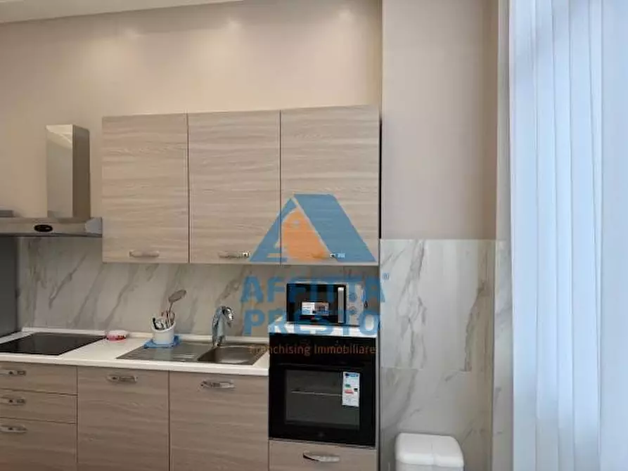 Immagine 36 di Attività commerciale in affitto  a Prato