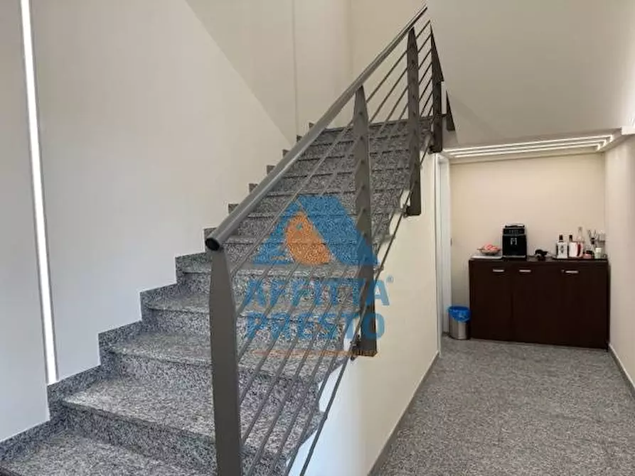 Immagine 37 di Attività commerciale in affitto  a Prato