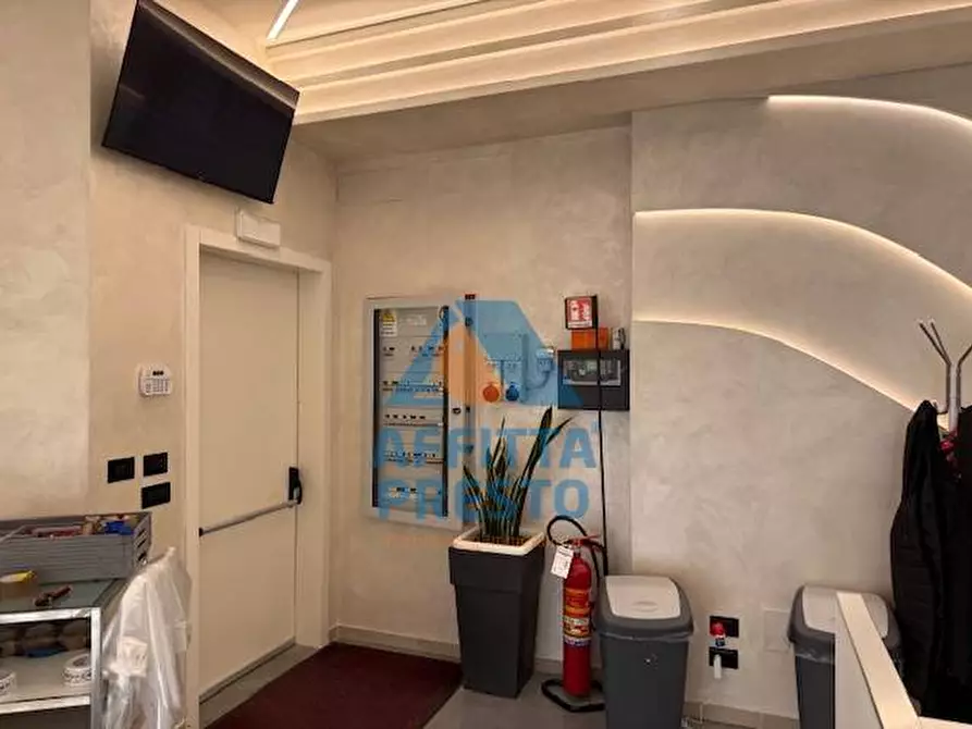 Immagine 38 di Attività commerciale in affitto  a Prato