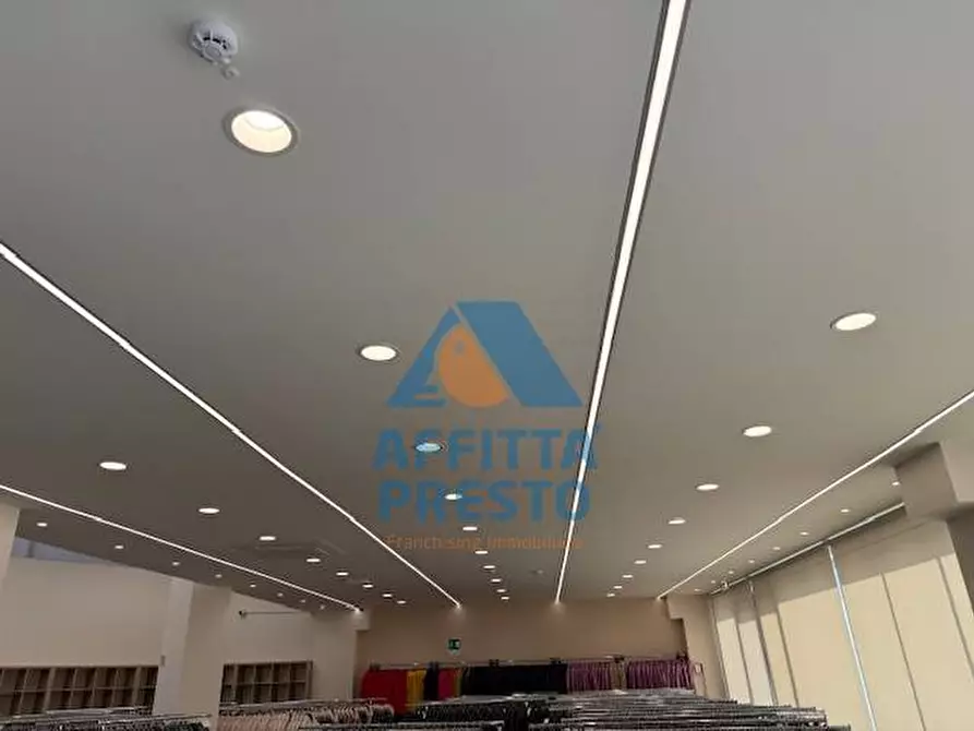 Immagine 40 di Attività commerciale in affitto  a Prato