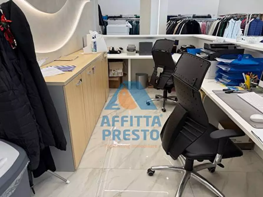 Immagine 41 di Attività commerciale in affitto  a Prato