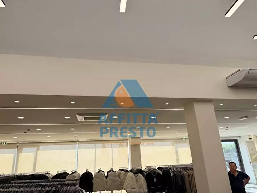 Immagine 42 di Attività commerciale in affitto  a Prato