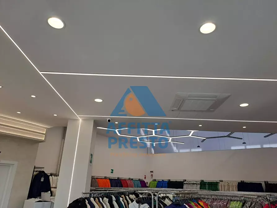 Immagine 43 di Attività commerciale in affitto  a Prato