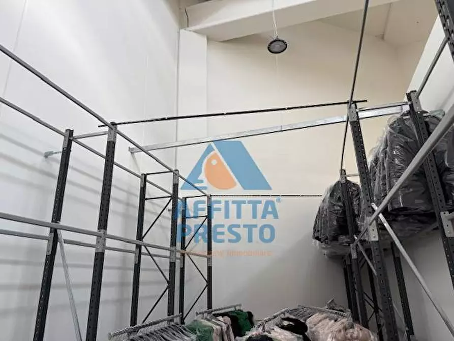 Immagine 44 di Attività commerciale in affitto  a Prato