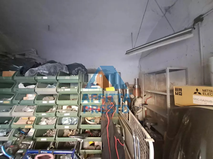 Immagine 1 di Negozio in vendita  a Empoli