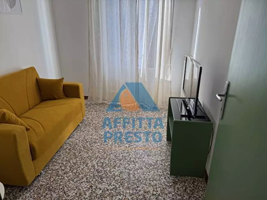 Immagine 15 di Camera in affitto  a Empoli