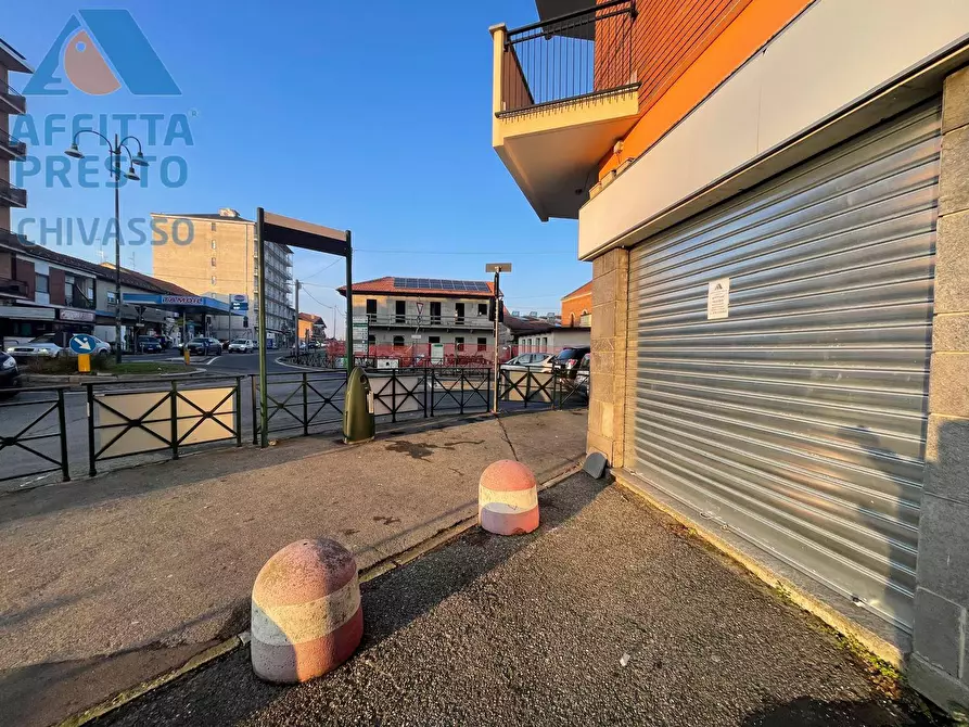 Immagine 21 di Negozio in affitto  in via ivrea a Chivasso