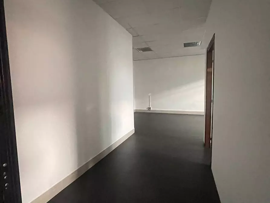 Immagine 2 di Negozio in affitto  in Viale Cavour a Chivasso