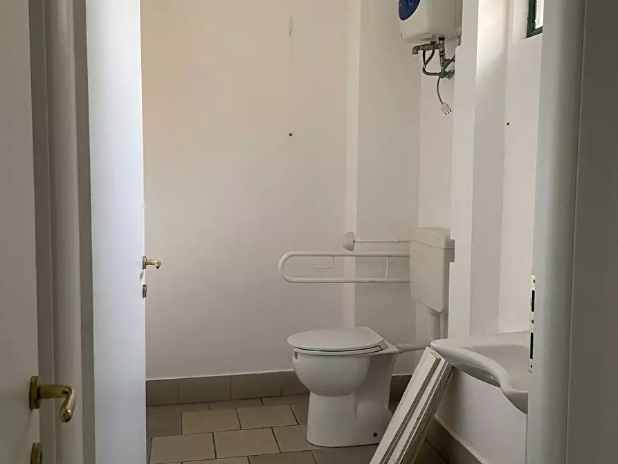 Immagine 6 di Negozio in affitto  in Viale Cavour a Chivasso