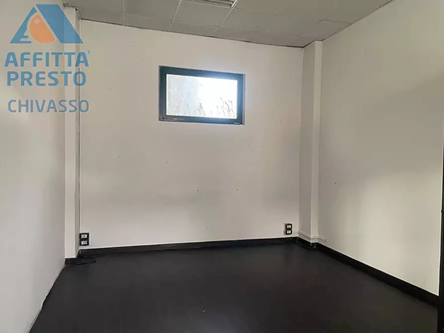 Immagine 13 di Negozio in affitto  in Viale Cavour a Chivasso