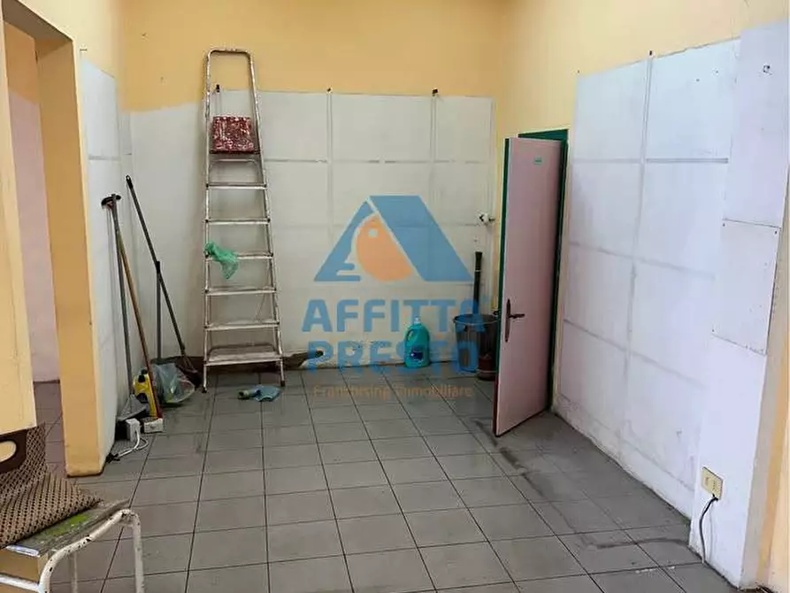 Immagine 1 di Negozio in vendita  a Capraia E Limite