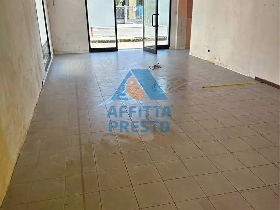 Immagine 5 di Negozio in vendita  a Capraia E Limite