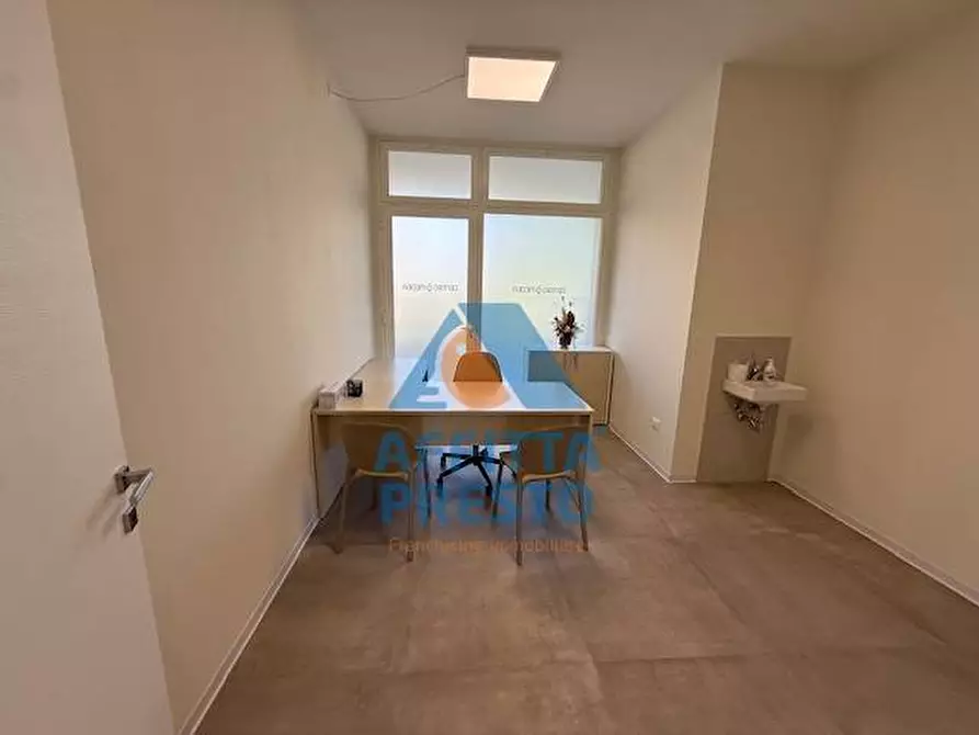 Immagine 4 di Ufficio in affitto  a Capraia E Limite