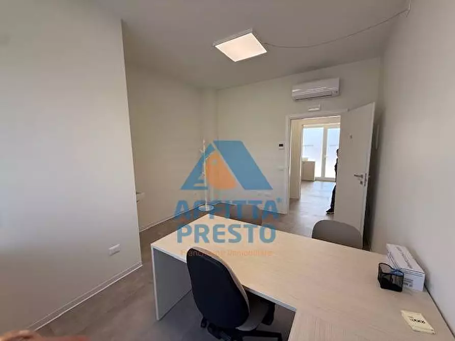 Immagine 7 di Ufficio in affitto  a Capraia E Limite