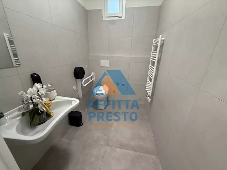 Immagine 8 di Ufficio in affitto  a Capraia E Limite
