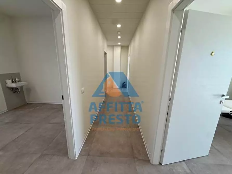 Immagine 9 di Ufficio in affitto  a Capraia E Limite