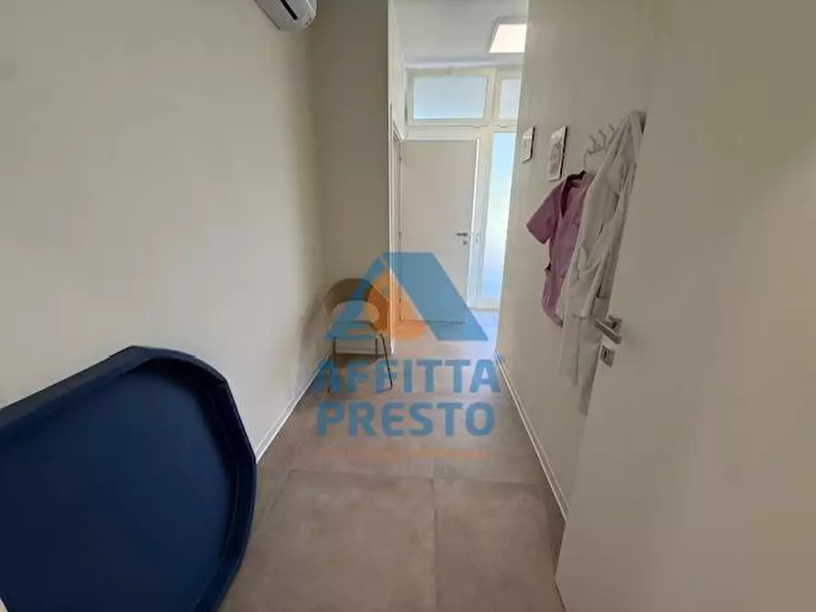 Immagine 10 di Ufficio in affitto  a Capraia E Limite