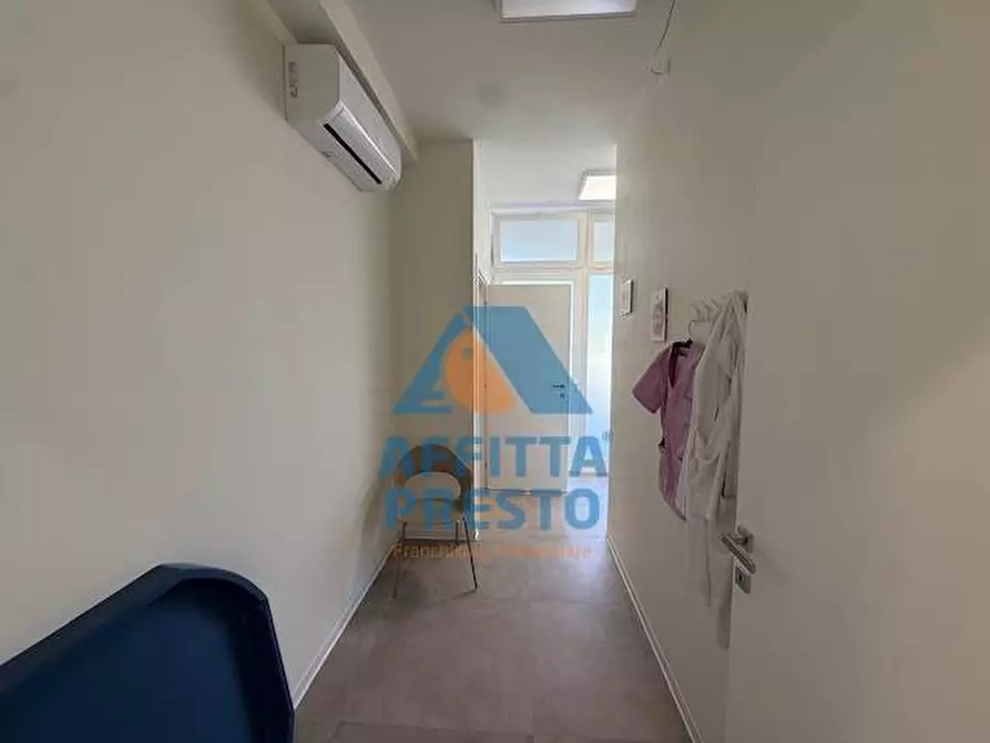Immagine 11 di Ufficio in affitto  a Capraia E Limite