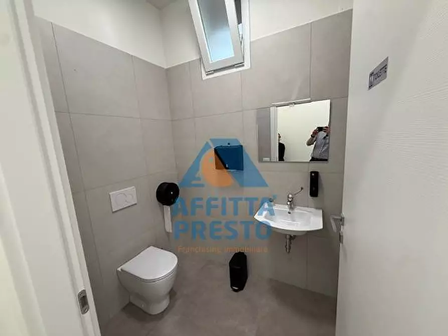 Immagine 15 di Ufficio in affitto  a Capraia E Limite
