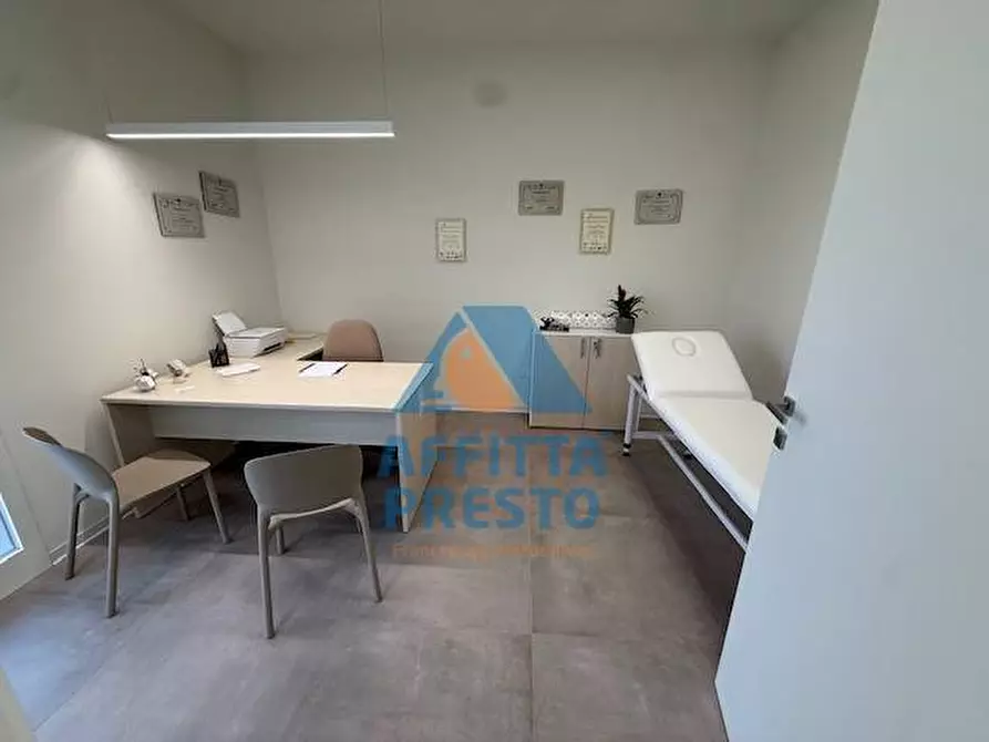 Immagine 16 di Ufficio in affitto  a Capraia E Limite