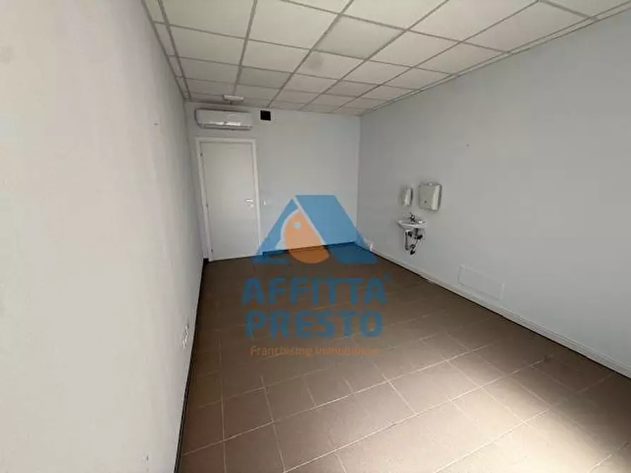 Immagine 8 di Attività commerciale in affitto  a Empoli