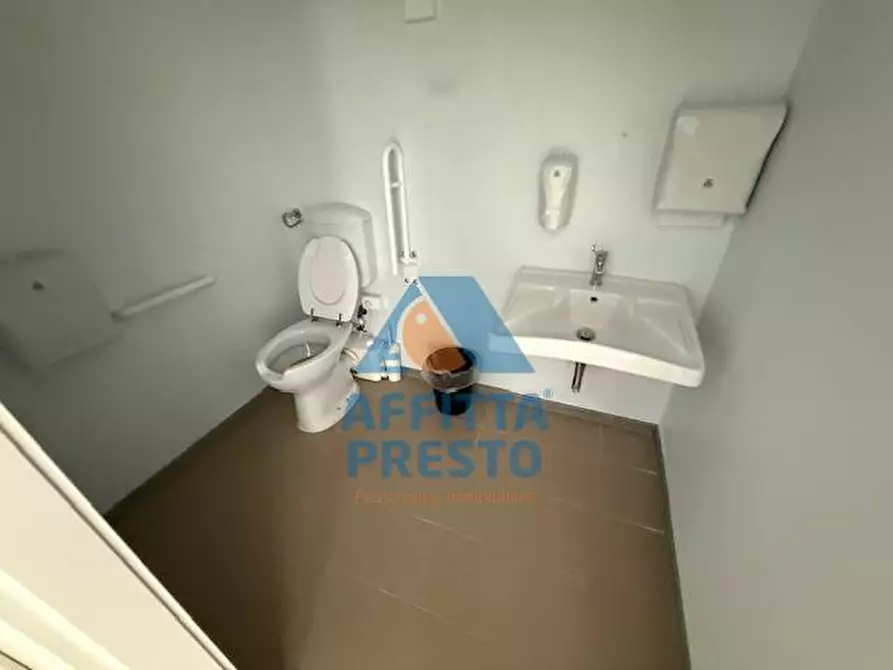 Immagine 11 di Attività commerciale in affitto  a Empoli