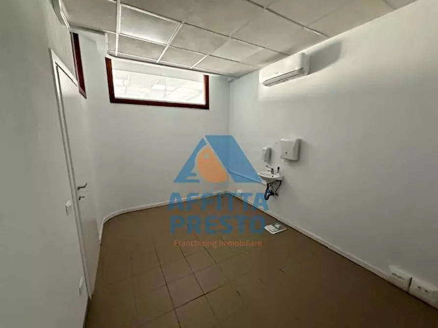 Immagine 16 di Attività commerciale in affitto  a Empoli