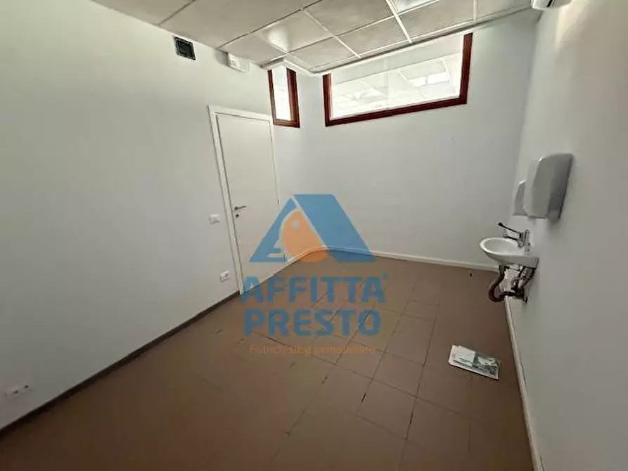 Immagine 17 di Attività commerciale in affitto  a Empoli
