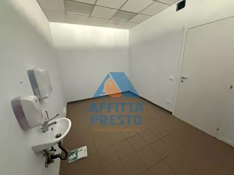 Immagine 18 di Attività commerciale in affitto  a Empoli