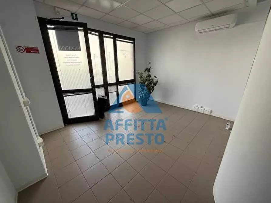 Immagine 19 di Attività commerciale in affitto  a Empoli