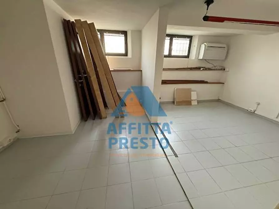 Immagine 23 di Attività commerciale in affitto  a Empoli