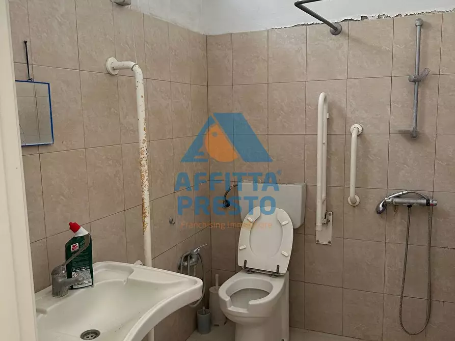 Immagine 16 di Attività commerciale in affitto  a Empoli