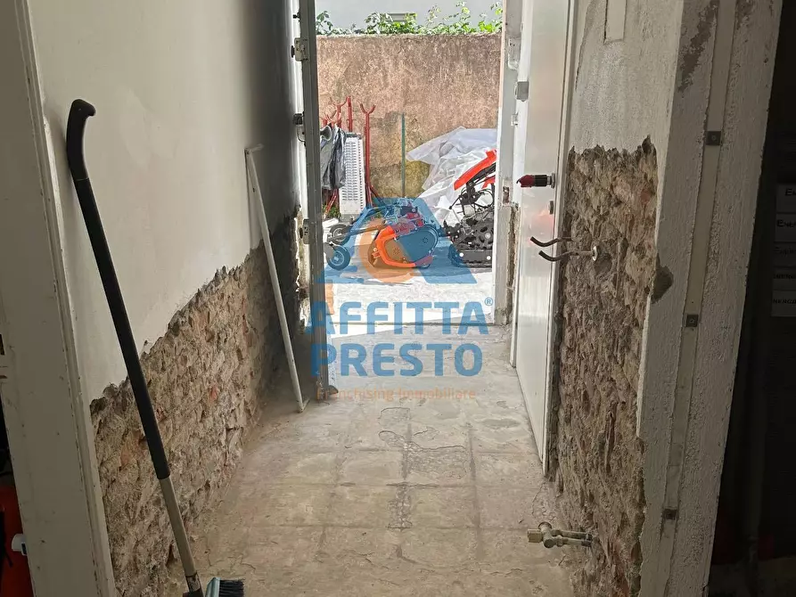 Immagine 17 di Attività commerciale in affitto  a Empoli