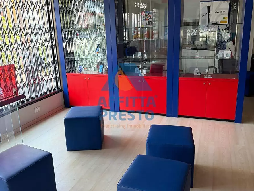 Immagine 3 di Attività commerciale in vendita  a Empoli