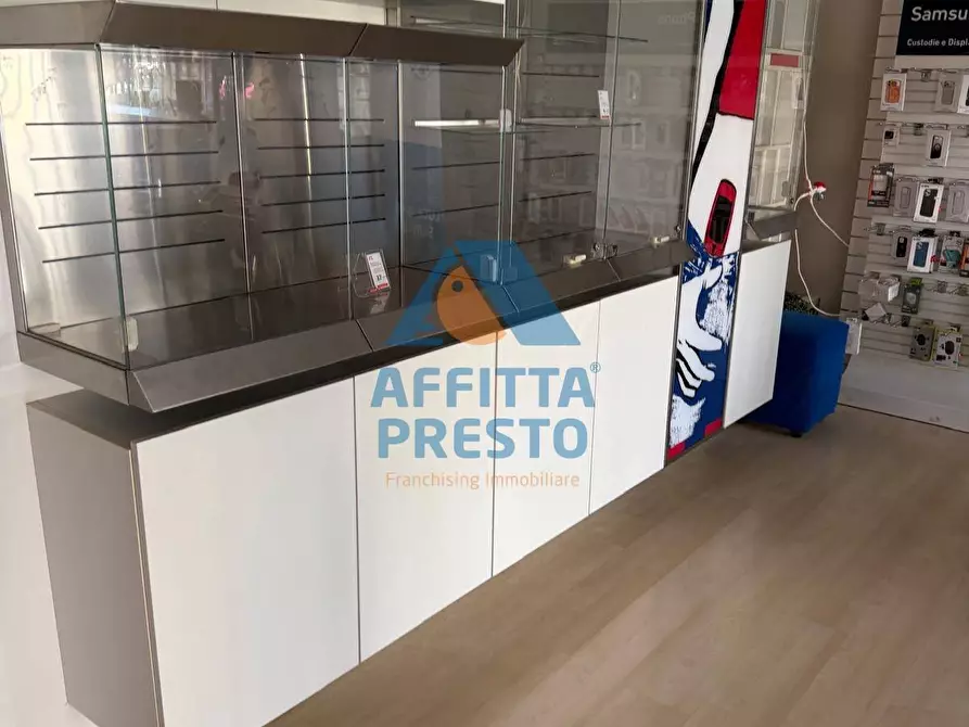 Immagine 7 di Attività commerciale in affitto  a Empoli