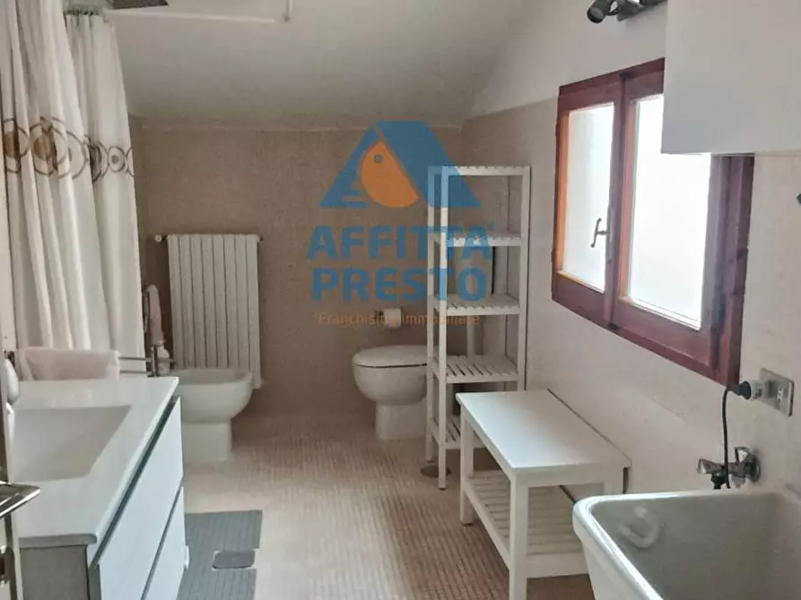 Immagine 33 di Camera in affitto  a Empoli