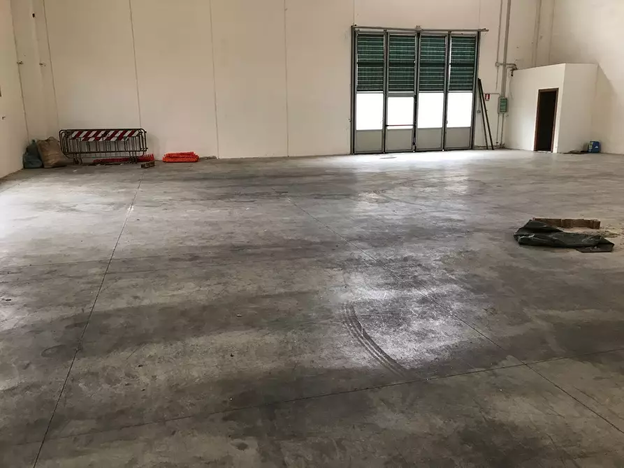 Immagine 1 di Capannone industriale in affitto  a Poggibonsi