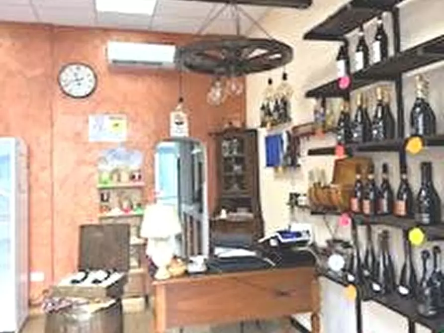 Immagine 3 di Attività commerciale in vendita  in Via Vincenzo Lancia 95 a Torino