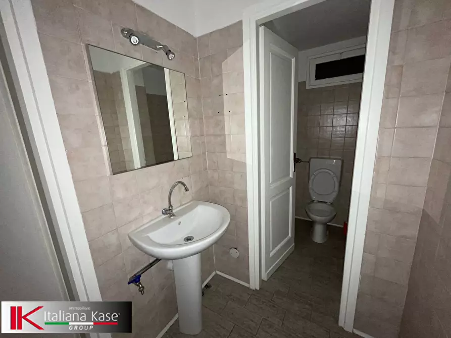 Immagine 18 di Negozio in affitto  in corso italia a Bruino