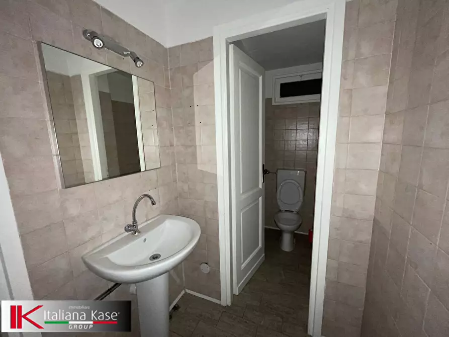 Immagine 15 di Negozio in affitto  in corso italia a Bruino